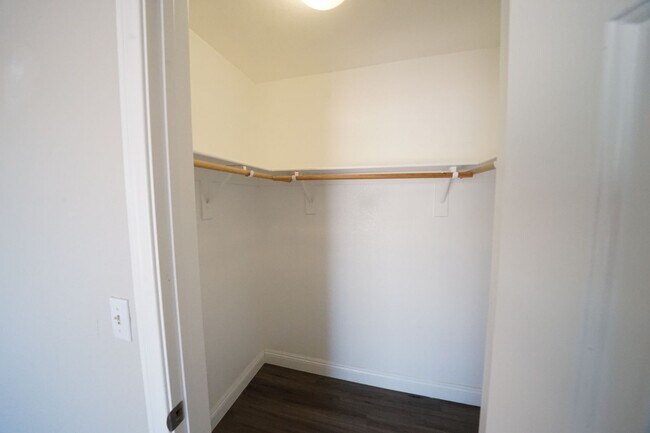 Building Photo - Showings Available NOW
