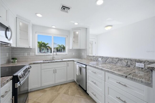 Building Photo - 885 Spanish Dr N