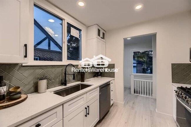 Building Photo - 12-17 MONTH LEASE! Available 7/14! Light A...