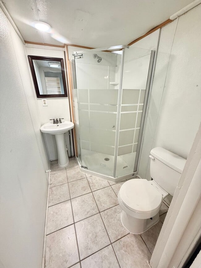 Building Photo - Updated 4 bedroom!