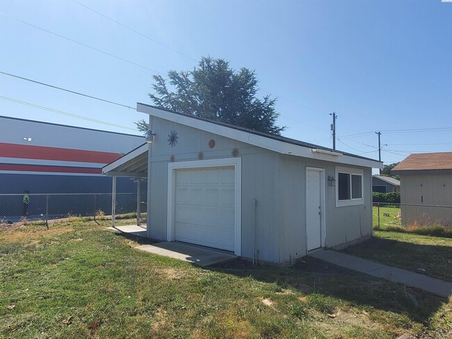 Building Photo - 305 S Mayfield St