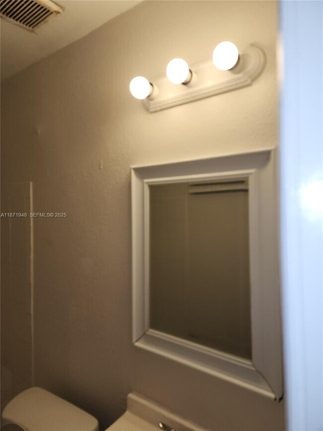 Building Photo - 613 NW 27th Ave