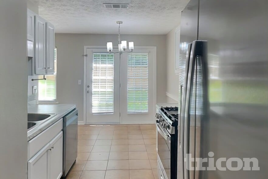 Building Photo - 261 Silver Ridge Dr