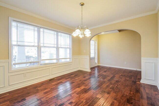 Building Photo - 910 Elderberry Ln