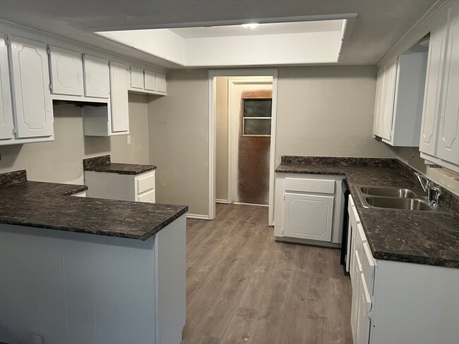 Building Photo - 9513 S Ross Ave