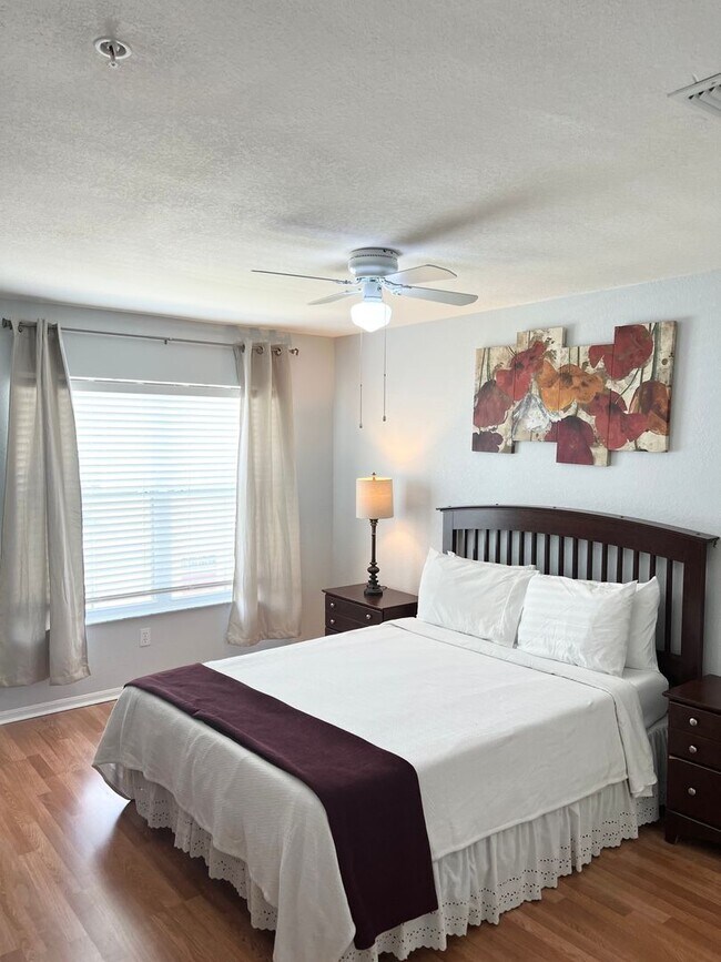 Building Photo - Fully Furnished 4 Bedroom 3 Bath Townhome ...