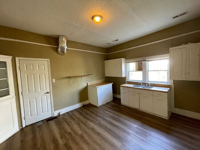 Building Photo - 2 bedroom 1 bathroom house with fenced yard available