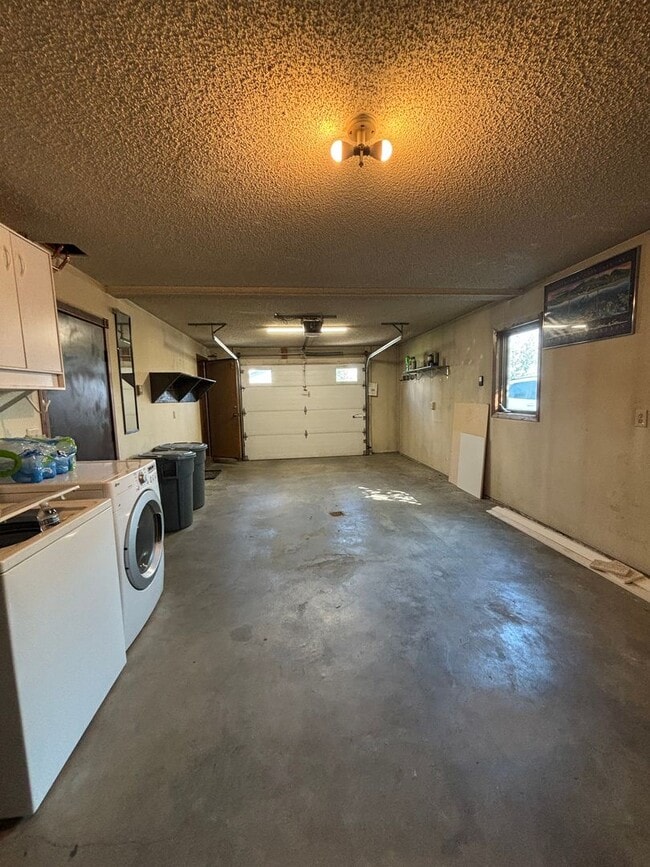 Building Photo - 3 bedroom home /  Fenced in yard / 1 Car Garage