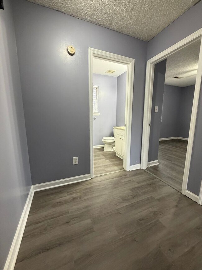 Building Photo - 3 Bd 2 Ba 1200 sq ft Townhouse