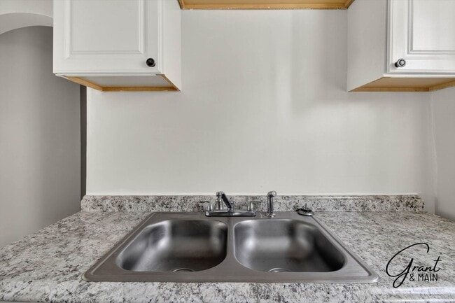 Building Photo - $1300 3 bedroom bungalow