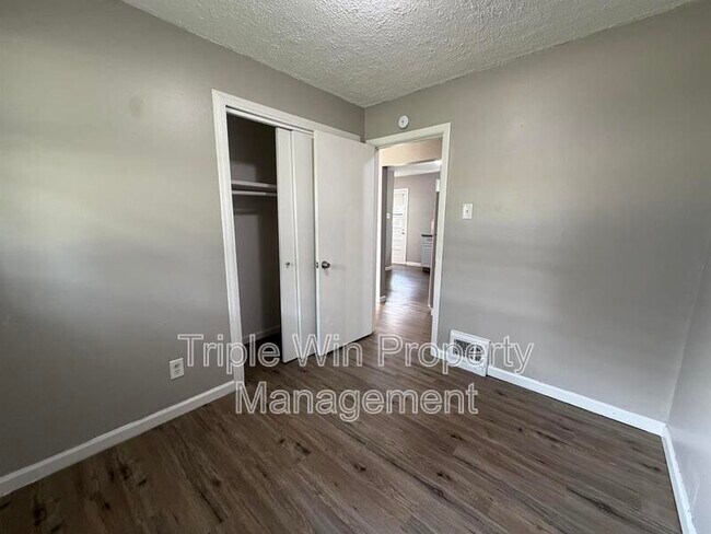 Building Photo - 1113 Highmont Dr