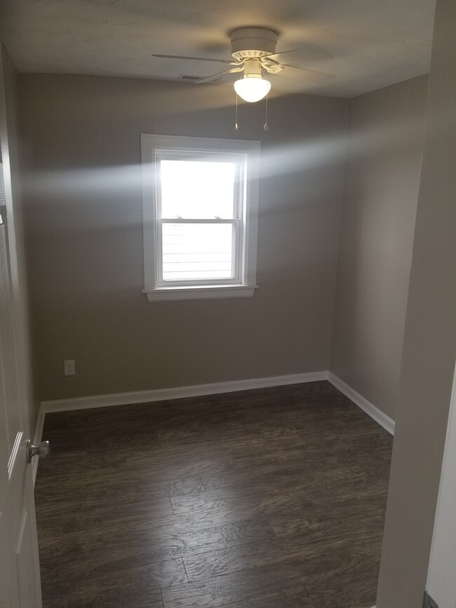 Building Photo - 3 bedroom, 1 Bath $800 No Pets Call (304) ...