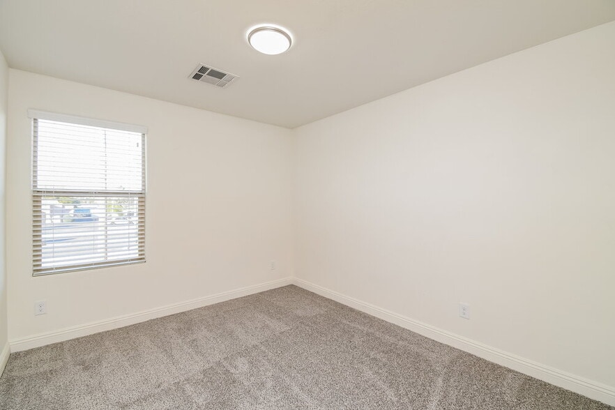 Building Photo - 1951 N 55th Pl