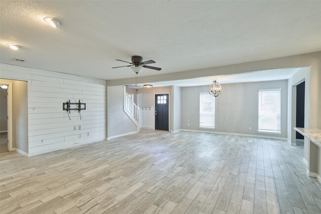 Building Photo - 725 River Plantation Dr