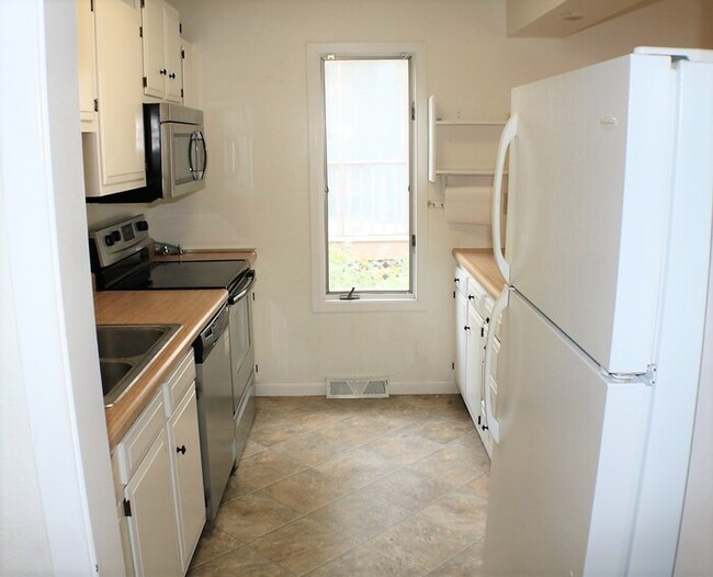 Building Photo - $1,550 | 3 Bedroom, 2 Bathroom Duplex | No...