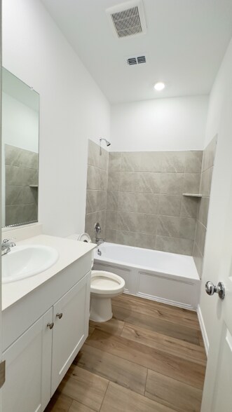 Building Photo - 2108 Angus Dr