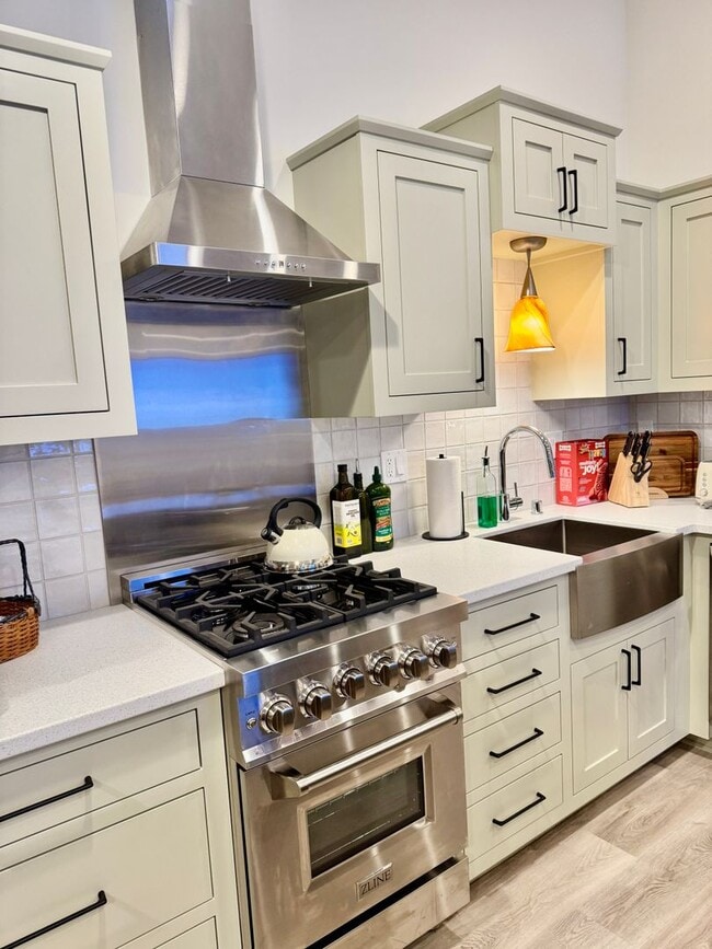 Building Photo - Immaculate Designer Furnished Studio in Co...