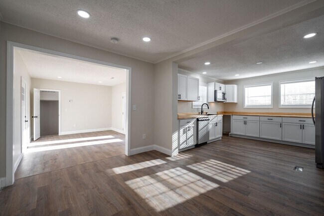 Building Photo - 640 Mission Ridge Rd