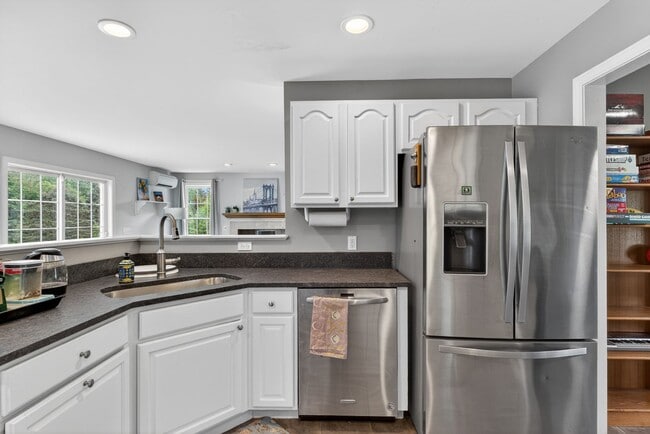Building Photo - Spacious Stratham Home | Semi-In Ground Pool | Finished Basement | AVAILABLE AUGUST 1st