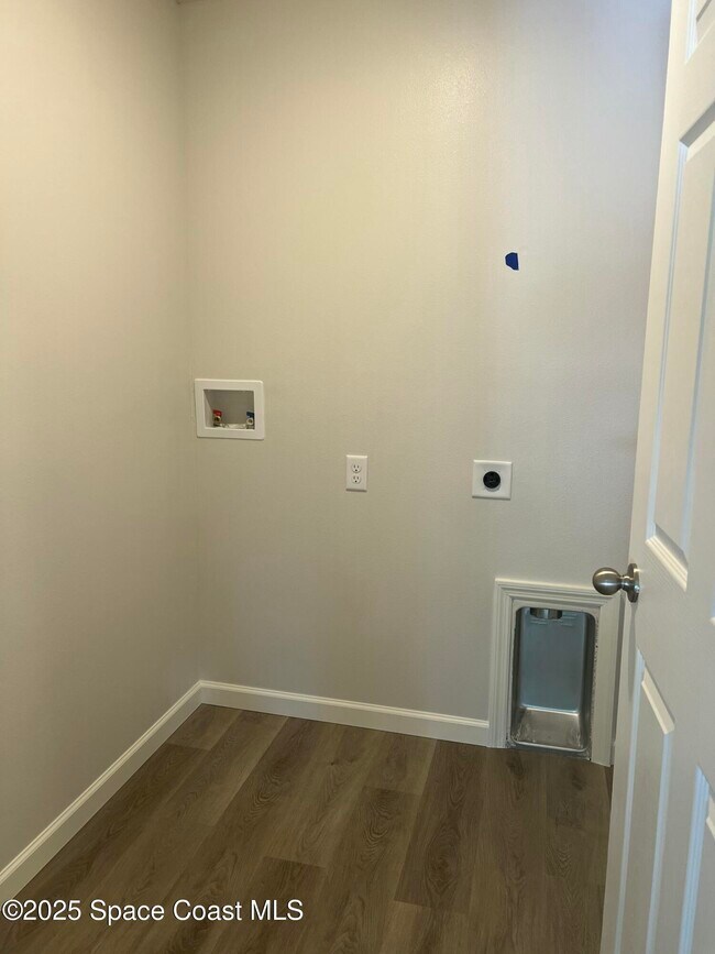 Building Photo - 881 Hollahan Rd SE