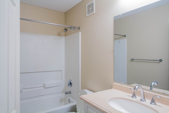 Building Photo - 2 Bed / 2 Bath Updated Town Home Hugo, MN ...