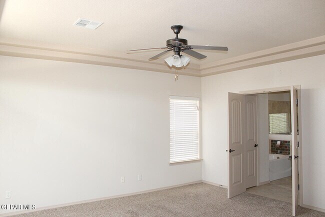 Building Photo - 13832 Hollywood Dr
