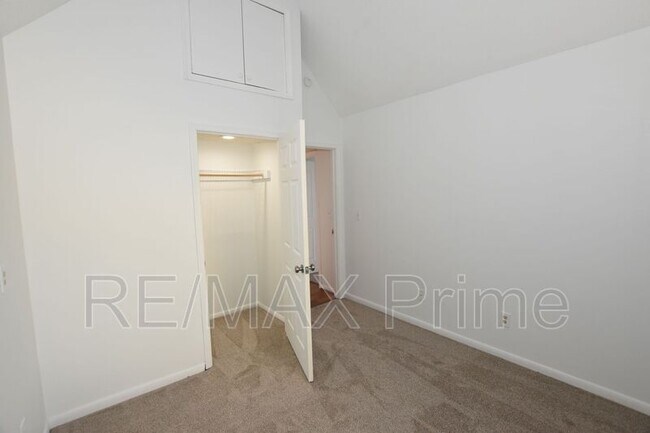 Building Photo - 525 E Lake Cir