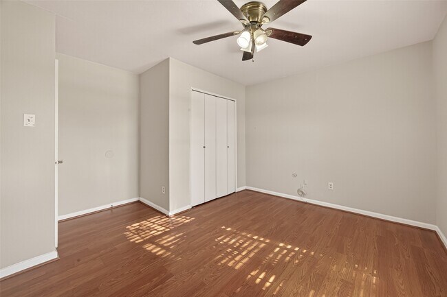 Building Photo - 6206 Homeview Dr