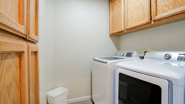 Building Photo - 9520 Wellington Cir