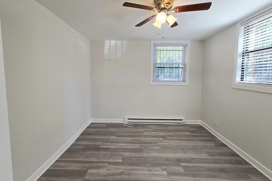 Building Photo - 730 W Roscoe St