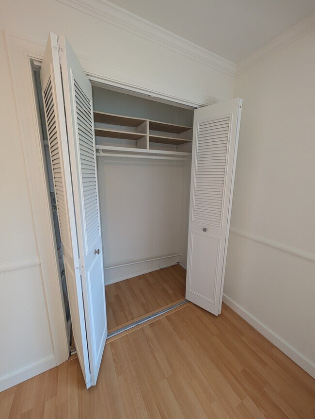 Building Photo - 2550 Thorndyke Ave W