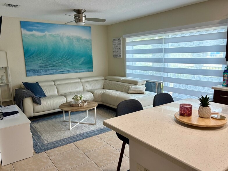 Building Photo - 4901 Palm Garden Ln