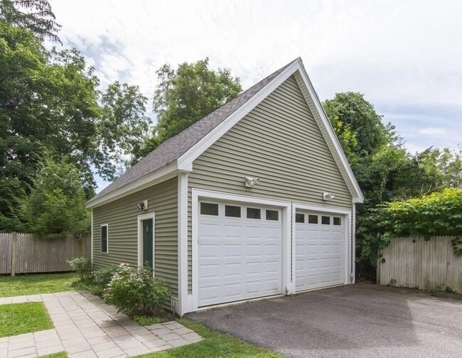 Building Photo - 36 Willowdale Rd