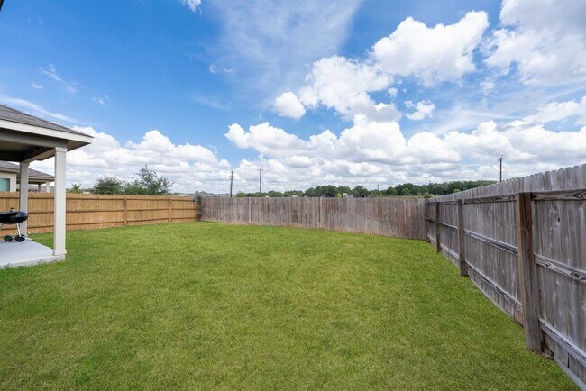Building Photo - Stylish 3-Bed Home with Island Kitchen, Private Patio & Fenced Yard in Seguin