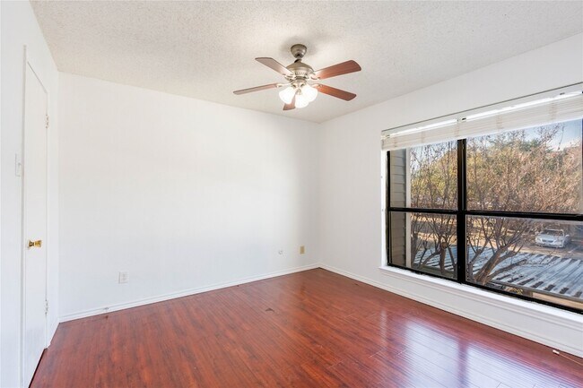 Building Photo - 5840 Spring Valley Rd