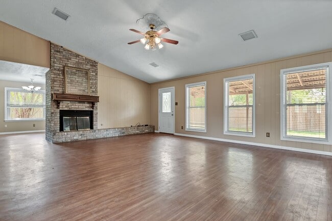 Building Photo - END OF JULY MOVE IN!!  Spacious 4 Bedroom 2 Bathroom Home with Huge Yard!