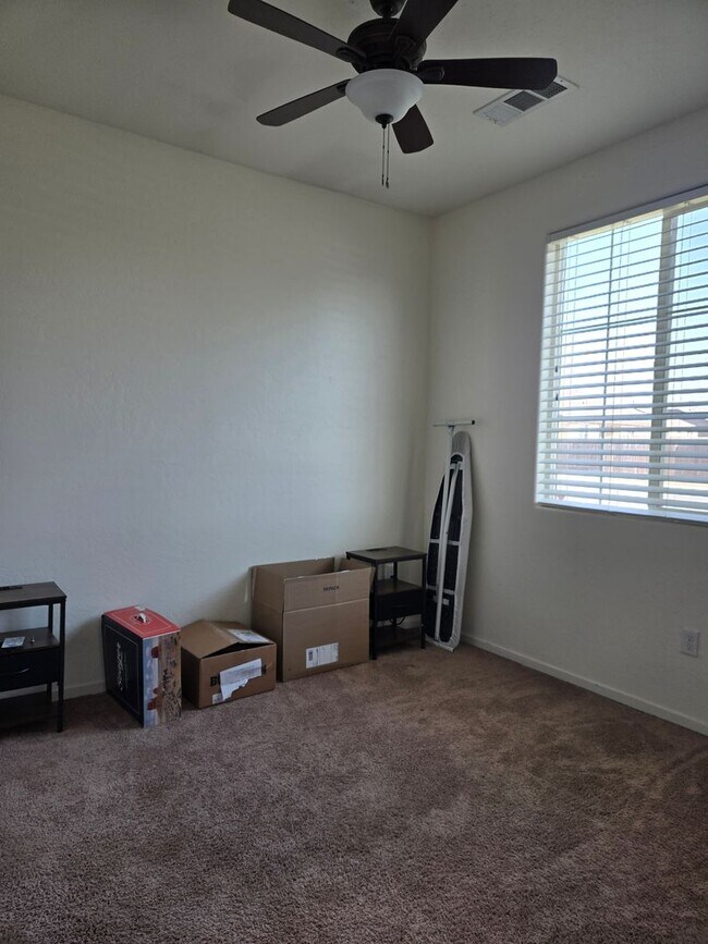 Building Photo - 4 BR 2 BA Availble Nov 18th