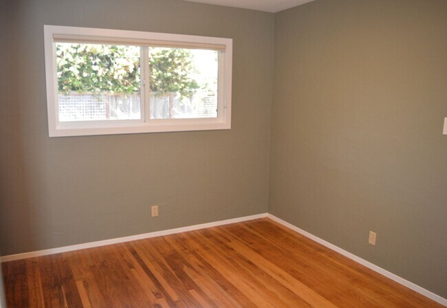 Building Photo - Beautiful Single Story Home With Great Roo...