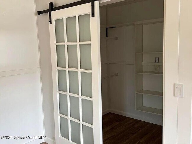 Building Photo - 450 Riverdale Dr