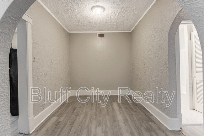 Building Photo - 716 Loeb St