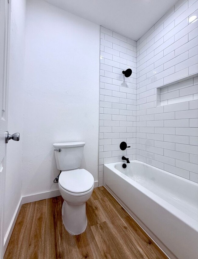 Building Photo - Completely Remodeled 1BD 1BA Duplex Locate...