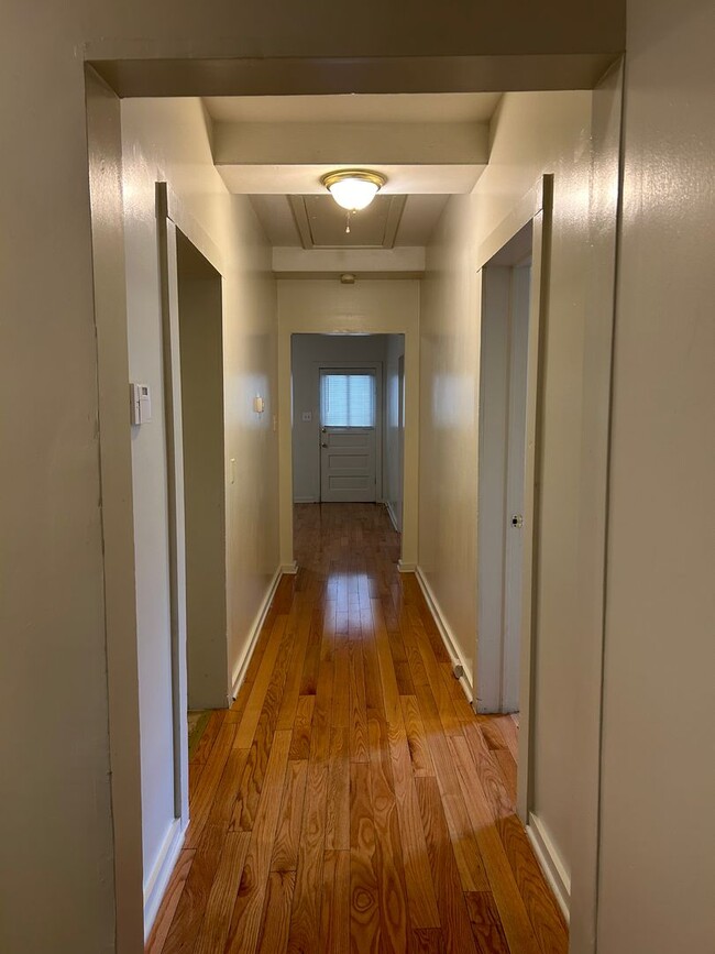 Building Photo - Spacious 2 Bed 2 Bath House with Storage /...