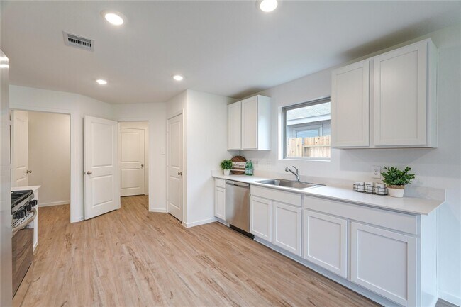 Building Photo - 17914 Becker Lndg Dr