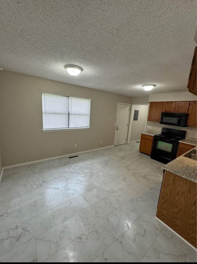 Building Photo - Move in Ready