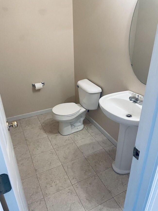 Building Photo - Beautiful 3 Bed, 3 Bath Home in Burlington – Finished Basement, 2-Car Garage & Fenced Yard!