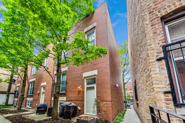 Building Photo - 1449 W Lexington St