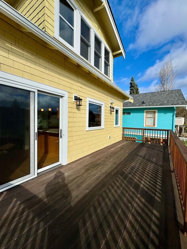 Building Photo - 6210 20th Ave NE