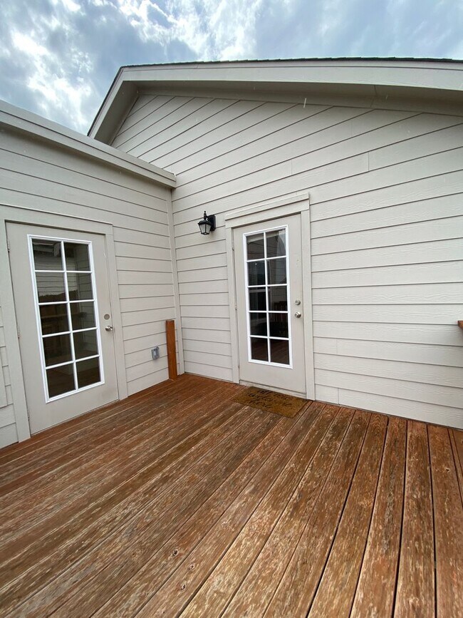 Building Photo - Move in Ready 3 bd/2 ba with bonus rooms!