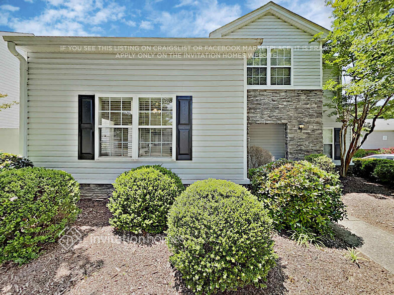 Primary Photo - 573 W Oaks Dr