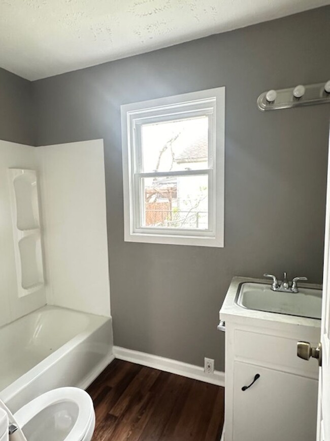 Building Photo - RECENTLY REMODELED 1 BEDROOM 1 BATH - COZY...